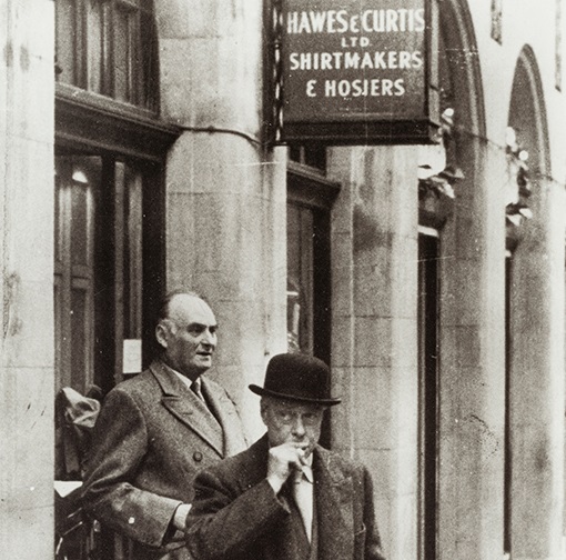 Lesen Sie mehr zur über 100-jährigen geschichte der britischen Traditionsmarke Marke Hawes & Curtis und Ihre Herkunft.