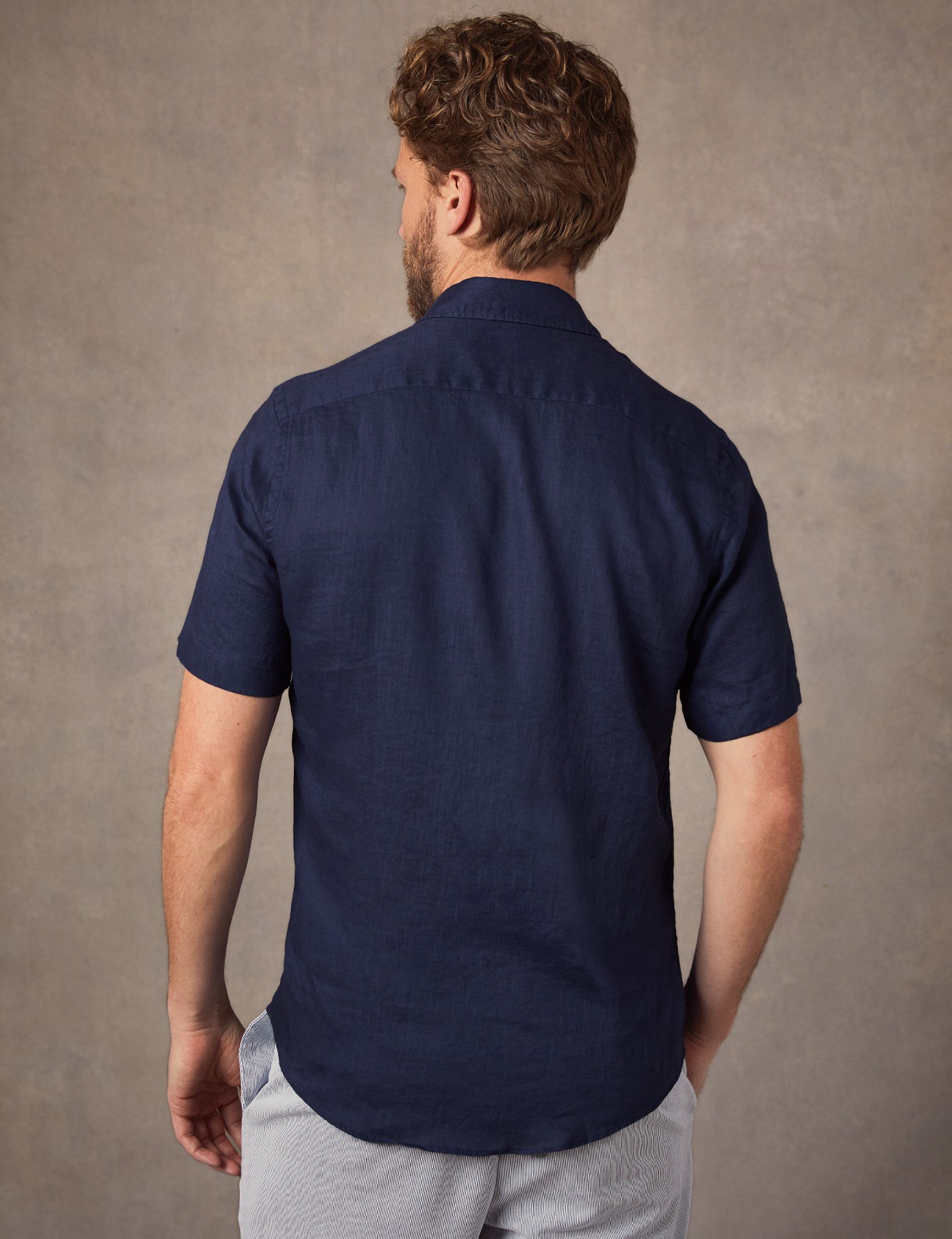 Men’s Navy Tailored Fit Short Sleeve Linen Shirt | Hawes & Curtis
