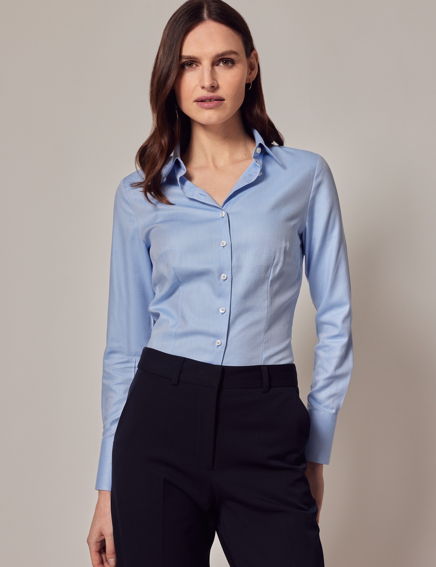 Gronden Besnoeiing oorlog Easy Iron Twill Women's Executive Shirt with Single Cuffs in Light Blue |  Hawes & Curtis | USA