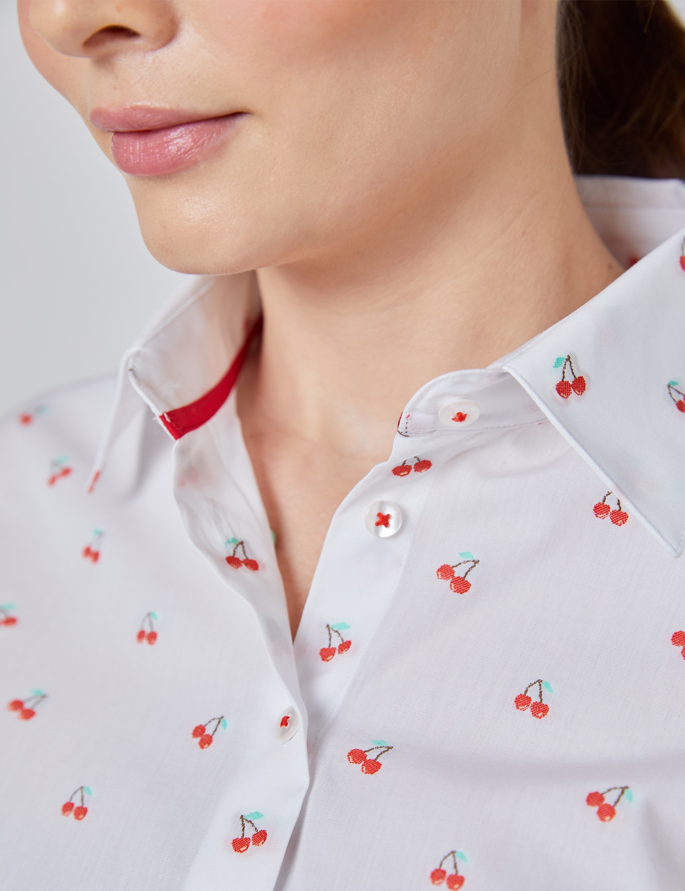 Bluse – Slim Fit – Baumwolle – weiß mit Kirschen Stickerei | Hawes &amp; Curtis