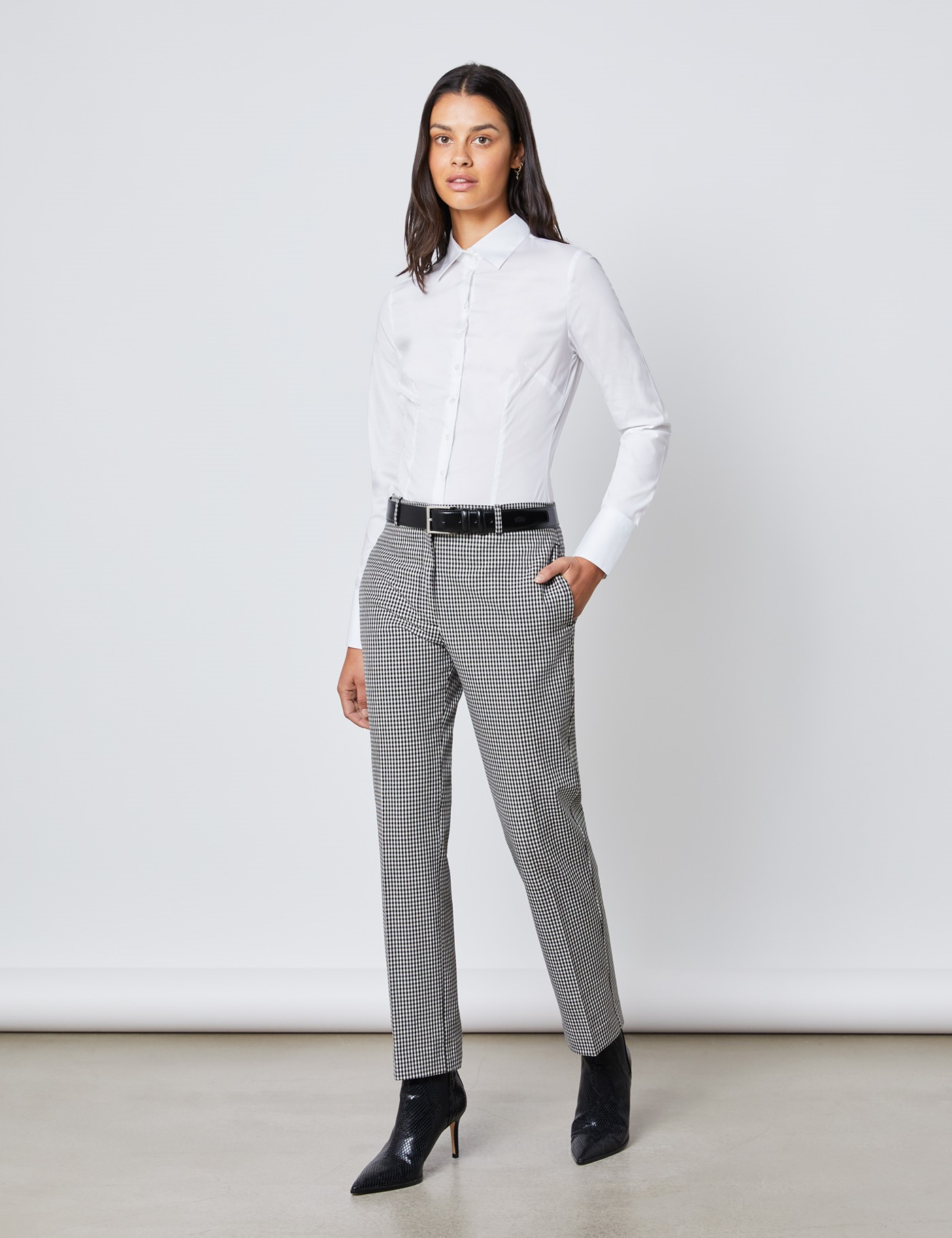 Image of Hawes & Curtis Women's Fitted Cotton Stretch Shirt in White Size  Single Cuff