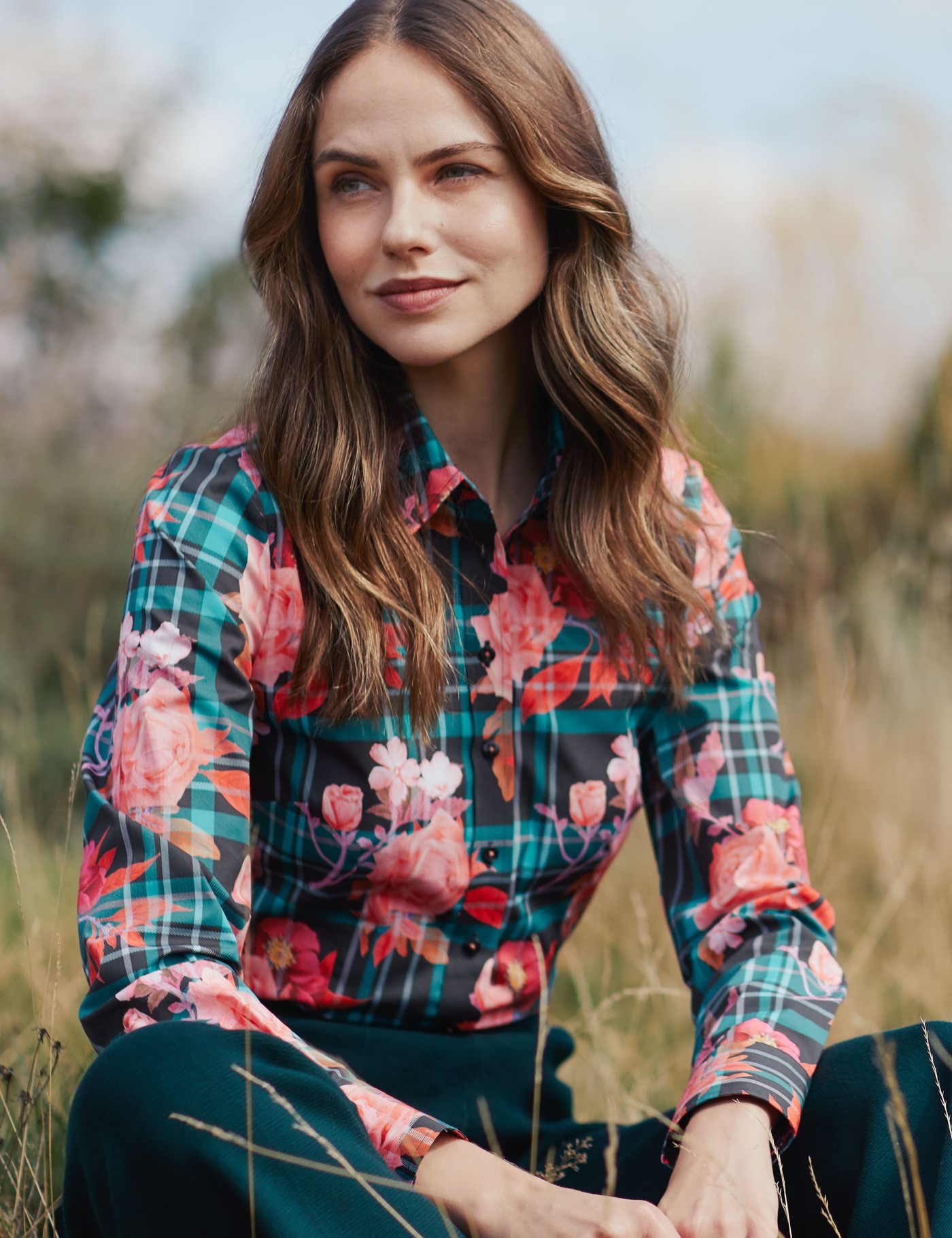 Image of Hawes & Curtis Women's Tartan Roses Print Fitted Shirt with Vintage Collar in Olive Size  Single Cuff