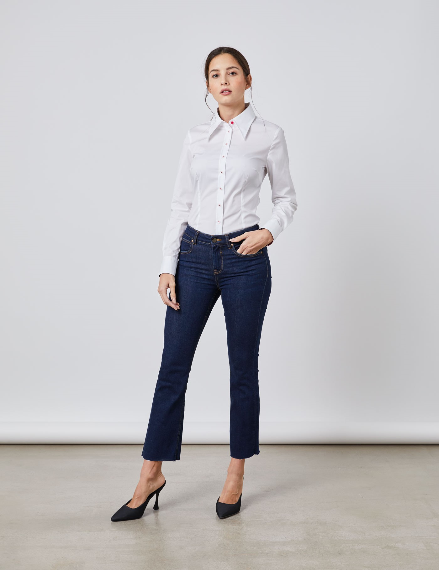 Women S White Cotton Stretch Fitted Shirt With Contrast Detail Single Cuff Hawes And Curtis