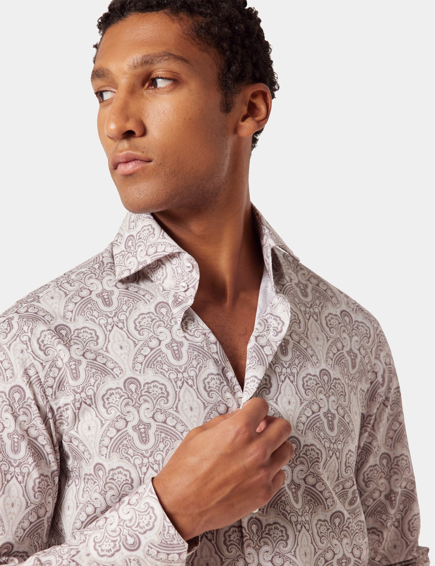 Hawes & Curtis Slim Fit White & Burgundy Paisley Cotton Poplin Curtis Shirt Size: Small image 3