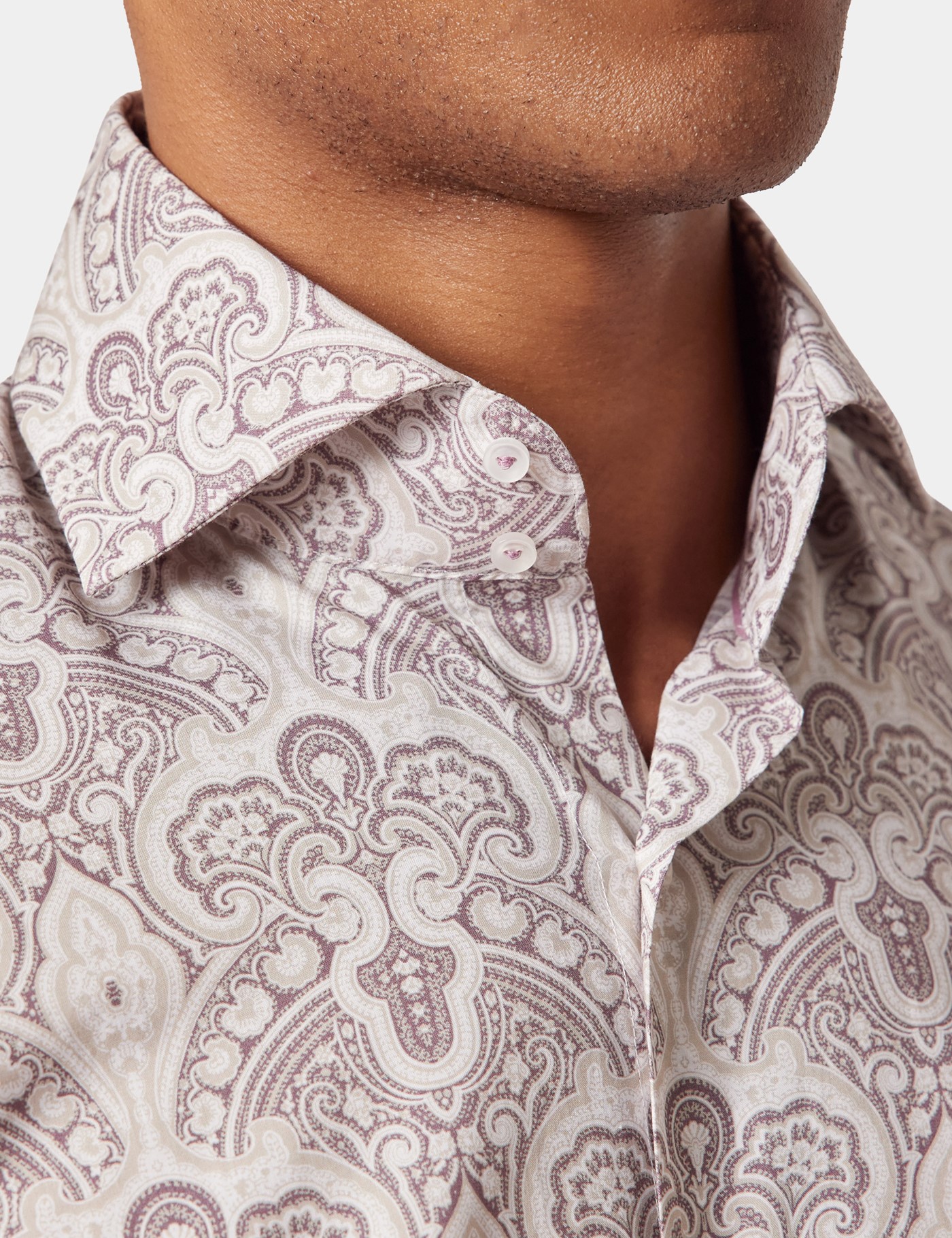 Hawes & Curtis Slim Fit White & Burgundy Paisley Cotton Poplin Curtis Shirt Size: Small image 2