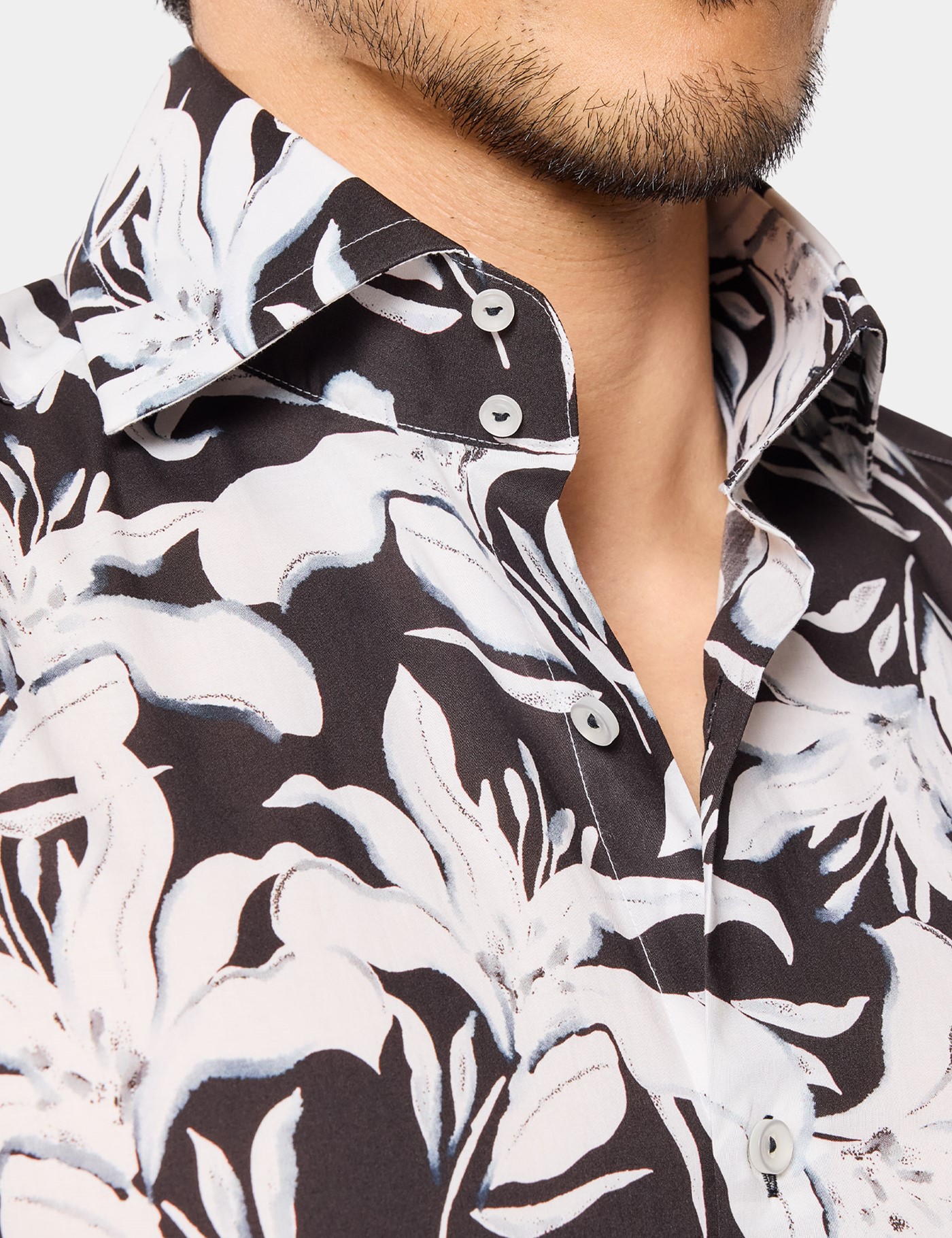 Hawes & Curtis Slim Fit Black & White Floral Curtis Shirt Size: Small image 3
