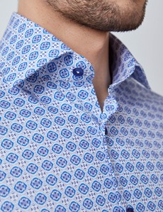 Men’s Curtis White & Blue Geometric Print Relaxed Slim Fit Shirt – Low Collar