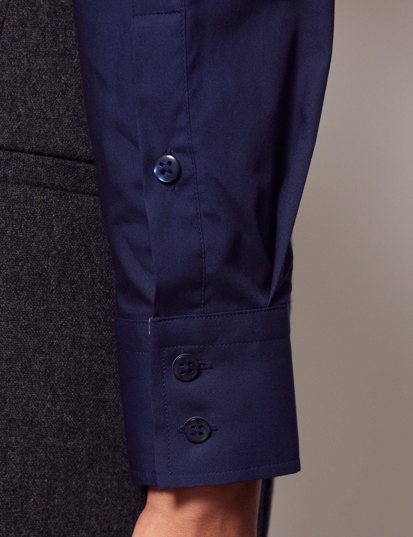 Hawes & Curtis Semi-Fitted Navy Poplin Cotton Shirt Size: 22 image 3